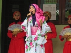 Siswi MTs Al-Washliyah Kolam membawakan lagu Jepang “Mirai e”