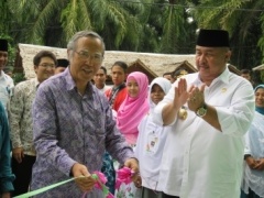 Konjen Morikawa dan Bupati Langkat merayakan peresmian Gedung MTs Al-Uswah