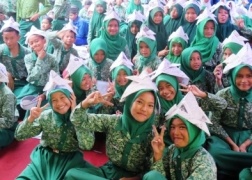 Siswa/siswi MIS Al-Khairiyah seusai workshop origami