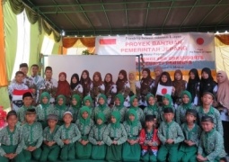 Ketua Yayasan Pendidikan Al-Khairiyah, Kepala MIS Al-Khairiyah, beserta guru dan siswa/siswi partisipan Japan Day
